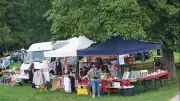 Flohmarkt unterhalb der Burg: Stöbern in Wesenberg