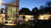 Freiluftkino in Alt Plestlin: „Rückkehr ins Grünbergland“ in Brandruinen