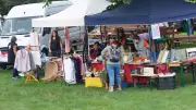 Großer Flohmarkt in Wesenberg: Stöbern unterhalb der Burg