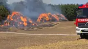 Großfeuer bei Möderitz: Wald gerettet, 150 Strohballen brennen