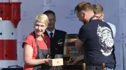 Hanse Sail 2026 startet mit Glockenläuten, Fassbier und Friedensappell