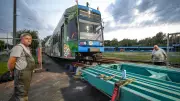 Millimeterarbeit: RSAG-Straßenbahnen per Schwerlasttransporter zur Wartung