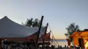 Musik und Stille: Festival am Bellini Beach mit Meditation und Bands