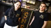 Neue Bar in Schwerin: Geschwister starten mit 19 und 22 durch