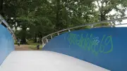 Neue Brücke im Kulturpark Neubrandenburg sofort beschmiert