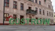 Neuer XXL-Schriftzug: Fotopoint am Güstrower Rathaus eröffnet