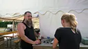 „Onkel Ben’s Imbiss“: Rostocker wagt sein größtes Countryfest in neuer Serie