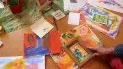 Postkartenwerkstatt in Güstrow: 20 Menschen malen gemeinsam