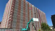 Rückbau in Neubrandenburg: DDR-Plattenbau wird abgetragen