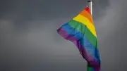 Regenbogenflagge wird zum CSD vor dem Neustrelitzer Rathaus gehisst
