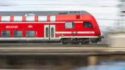 Regionalexpress überfährt Schottersteine: Bahnstrecke beschädigt