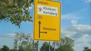 Schreibfehler auf Wegweiser an B109 bei Karlsburg wird korrigiert