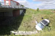 Schwerer Unfall auf A20: Van stürzt von Brücke – vier Verletzte