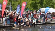 Schweriner Schlossschwimmen: Berliner Tom Körper gewinnt