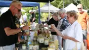 Sechster Honig- und Regionalmarkt lockt Besucher an den Neustrelitzer Hafen