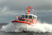 Seenotretter bringen erkranktes Crewmitglied der Atalanta an Land
