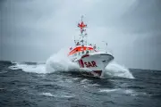 Seenotretter retten entkräfteten Windsurfer vor Warnemünde