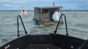 Seenotretter Ueckermünde: Rettungsaktion mit Hausboot-Rammung