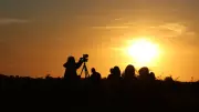 Sonnenfinsternis: Schaulustige versammeln sich auf dem Berg bei Neubrandenburg