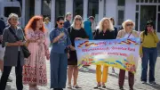 Ukraine-Kundgebung in Schwerin: Stille Minute auf dem Marktplatz