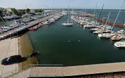 Unfall in Warnemünde: Mann schiebt Auto ins Hafenbecken