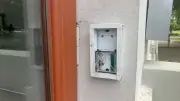 Vandalismus an Teterower Grundschule: Klingel zerstört, Feuer gelegt