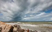 Wechselhafter Wochenstart: Schauer und Gewitter im Norden