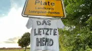Weiße Hemden mit „Das letzte Hemd“ an Ortseingängen in MV