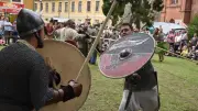 Wikinger stürmen Rathaus: Mittelalter-Spektakel in Malchow