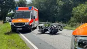 Zwei Biker kollidieren bei Überholmanöver auf B104 bei Rosenow
