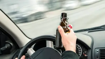2,5 Promille: Autofahrer prallt bei Pasewalk in Schutzleitplanke