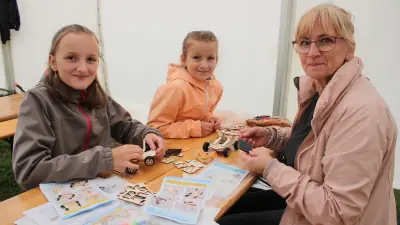 35 Jahre Stadtwerke Güstrow: Familienfest mit Solar-Autos und Zauberer