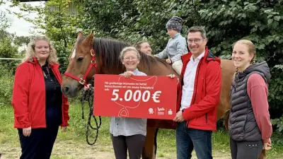 5000 Euro für neues Schulpferd: Sparkasse fördert Carolinenhof Pogez
