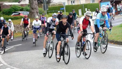 Fast 1000 Radfahrer beim Straat 1 Jedermann-Rennen in Schwerin