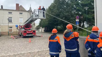 Feuerwehrmarsch im Demminer Land: Teamarbeit und Gerätekunde für den Nachwuchs