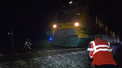 Gefährlicher Eingriff in Bahnverkehr: Unbekannte legen Schild auf Gleise bei Spornitz