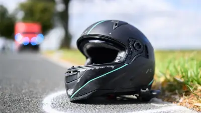 Harley kracht frontal in Auto: 73-Jähriger schwebt in Lebensgefahr