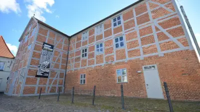 Landkreis Rostock ehrt 13 Ehrenamtler in Güstrower Wollhalle