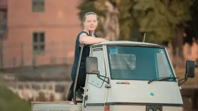 Ludwigsluster Cocktailkönigin startet mit Piaggio-Ape durch