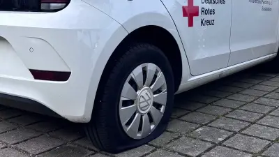 Reifenstecher legt Pflegedienst lahm: 13 Autos beschädigt