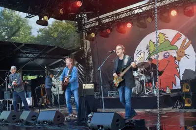 Tausende trotzen Regen bei „Jamel rockt den Förster“