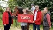5000 Euro für neues Schulpferd: Sparkasse fördert Carolinenhof Pogez