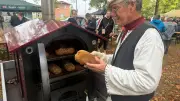 Bauernmarkt Rögnitz: Dudelsackmusik und besonderes Brot begeistern Hunderte