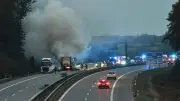 Explosionsknall auf der A14: Lkw-Auflieger brennt, Fahrbahn voll gesperrt