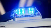 Mann schlägt in Röbel auf Frau ein und flieht mit E-Scooter