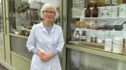Nach 37 Jahren: Siglinde Lindauer übergibt Warnemünder Traditionsapotheke