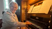 Röbelerin Renate Kloß für Orgel-Ehrenamt mit Ansgarkreuz geehrt