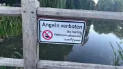 Schild am Mühlenteich in Teterow: Hinweise wieder lesbar