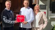 Schwerins erster Michelin-Stern: Weinhaus Uhle schraubt Plakette an die Wand