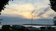 Wolkengemälde am Himmel über Röbel: Mystischer Sonnenaufgang am Hafen